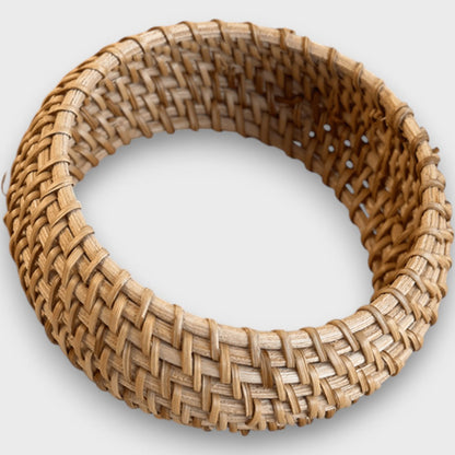 Noelia – Bracciale in rattan intrecciato