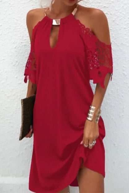 Naila - Elegante Abito in pizzo sólido con accesorios metálicos e adornos, con una línea di cintura.