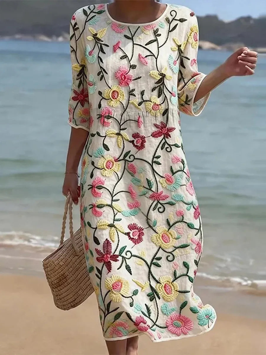 Abito casual di donna con stampa floreale.