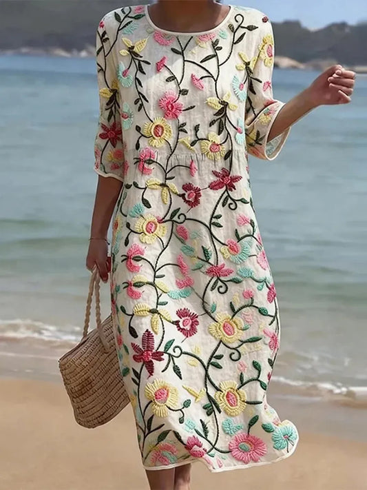 Abito casual di donna con stampa floreale.