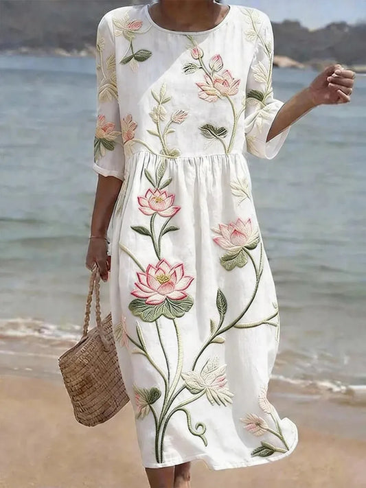 Abito casual di donna con stampa floreale.