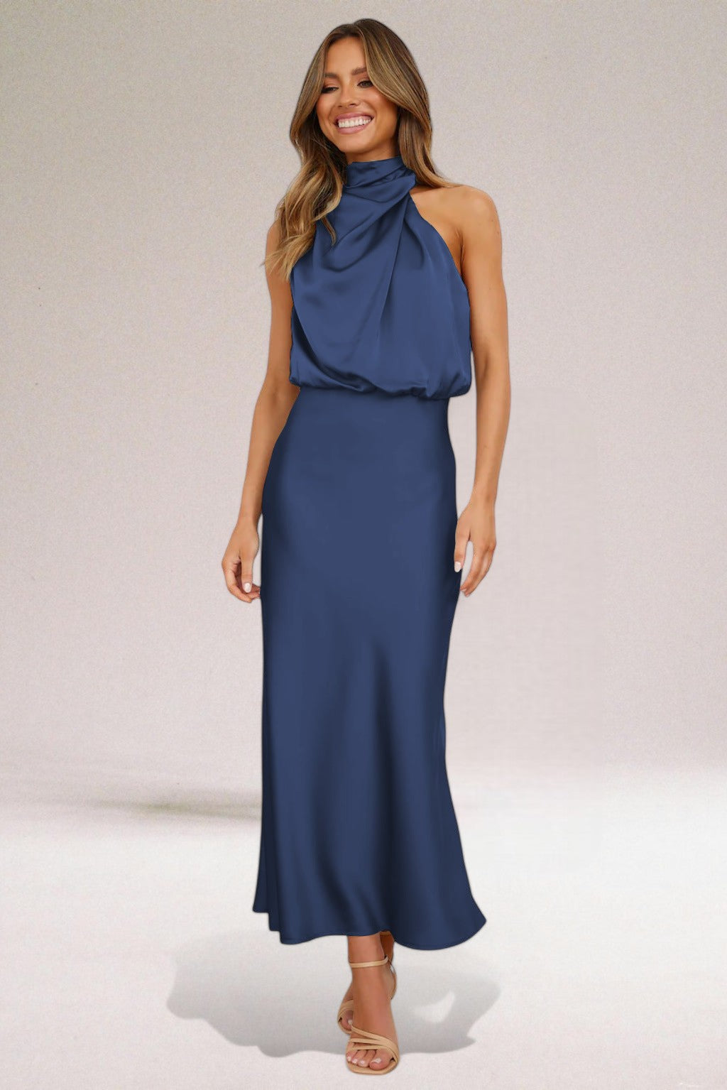 Élodie™ | Abito di raso glamoroso con collo halter.