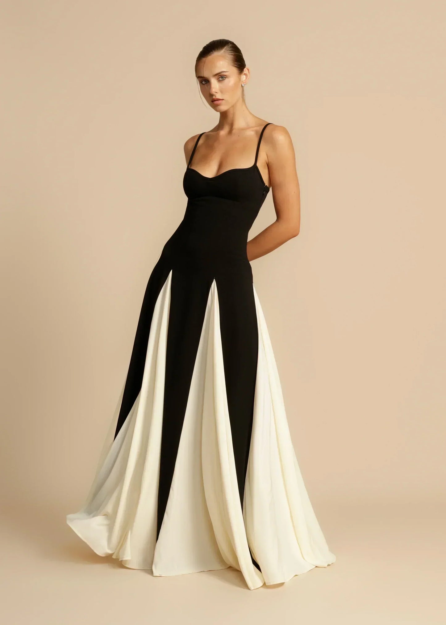 Celia | Abito maxi Elegante con Volant in Contrasto