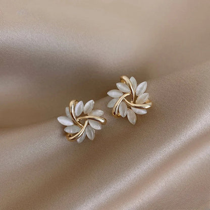 Mirla – Orecchini dorati con fiori in opale
