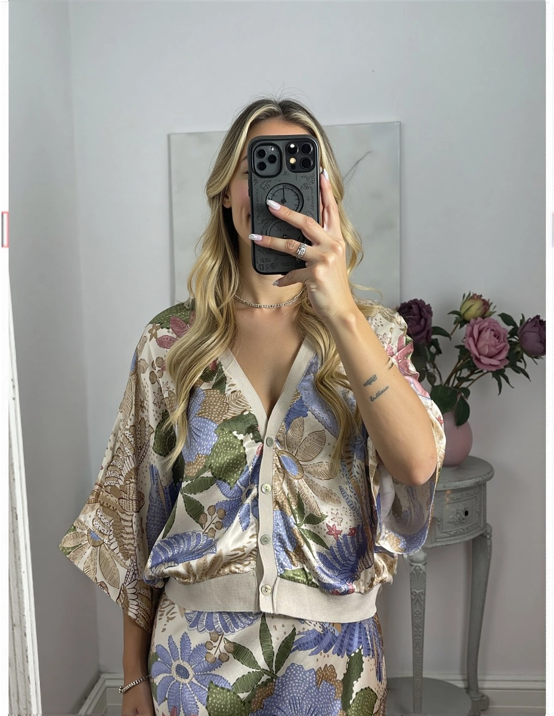 Elegante Camicia Off-shoulder di Satin con Stampa Floreale