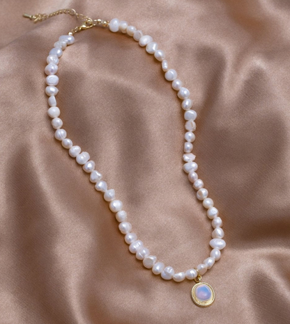 Collana di perle con pietra di luna dorata