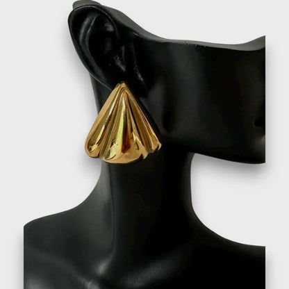 Nuna – Orecchini dorati dal carattere scultoreo