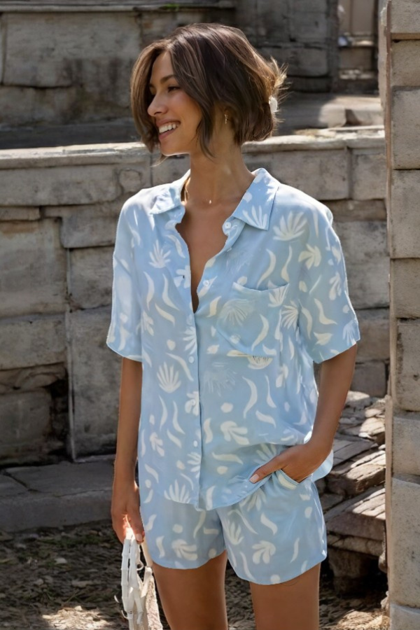 RAVELLE – SET DI CAMICIA E SHORTS CON COLLO CAÍDO TENDENCIA