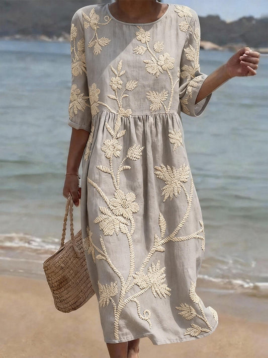 Abito casual di donna con stampa floreale.