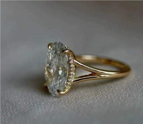 Anello ovale vintage dorato con cristallo verde