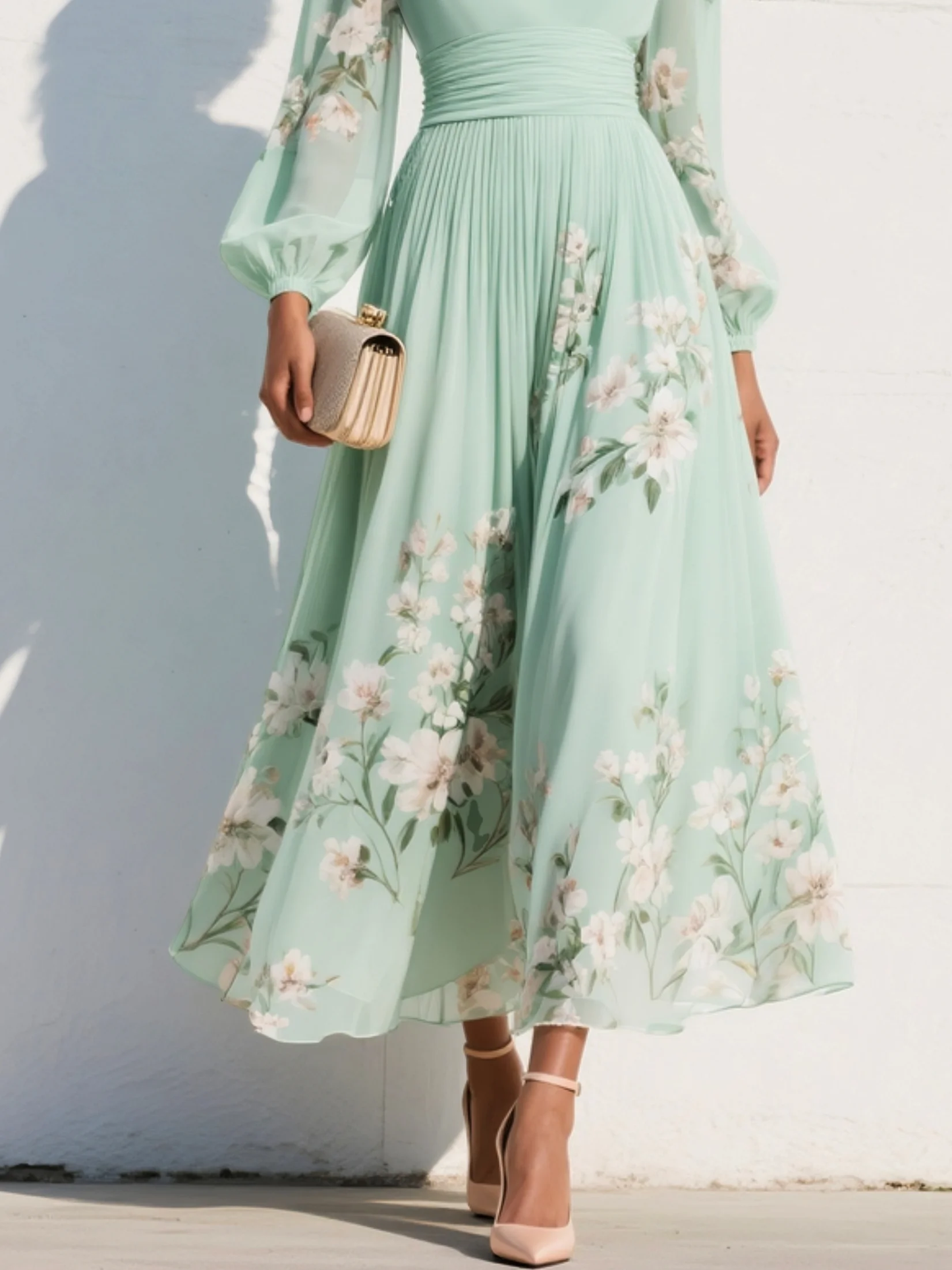 Cisella | Abito midi verde chiaro con scollo a V, in chiffon plissettato e motivo floreale