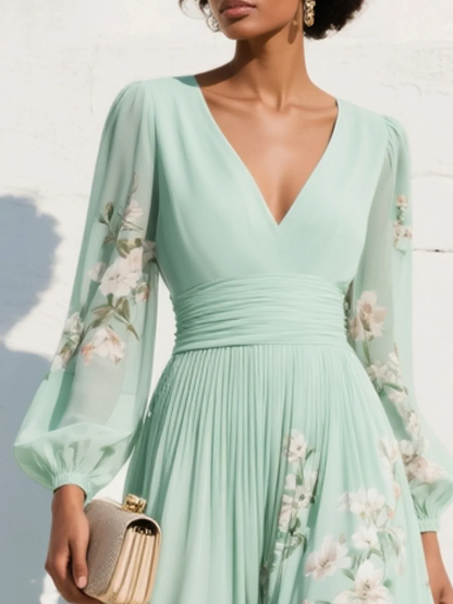 Cisella | Abito midi verde chiaro con scollo a V, in chiffon plissettato e motivo floreale