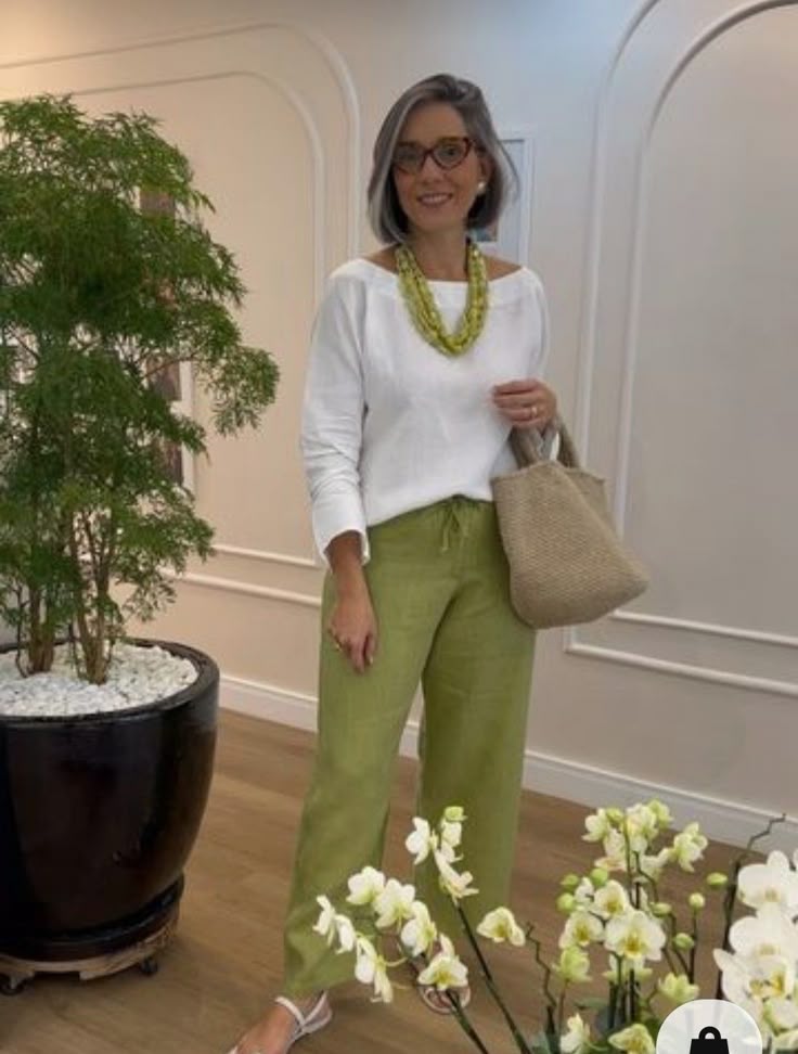 Maglietta bianca di collo rotondo con maniche lunghe + Pantaloni casual ampi verdes