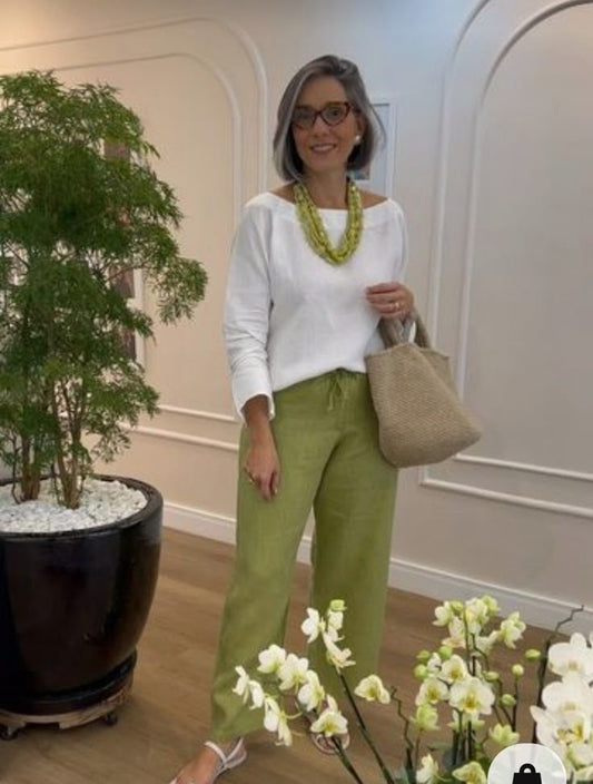 Maglietta bianca di collo rotondo con maniche lunghe + Pantaloni casual ampi verdes