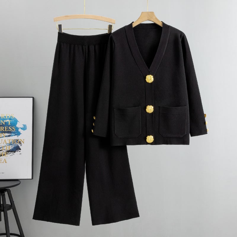 DAMARIS – MAGLIONE DI LANA CON BOTTONI METÁLICOS E SET DI PANTALONI DI PERNERA AMPIA