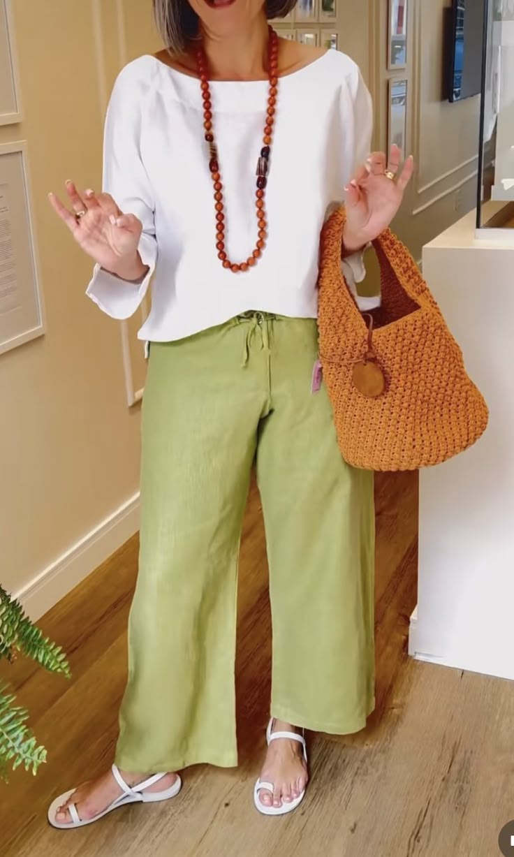 Maglietta bianca di collo rotondo con maniche lunghe + Pantaloni casual ampi verdes