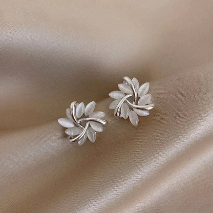 Mirla – Orecchini dorati con fiori in opale