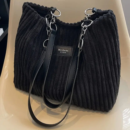 Alvhilde | Borsa morbida con texture a coste e elegante catena in metallo