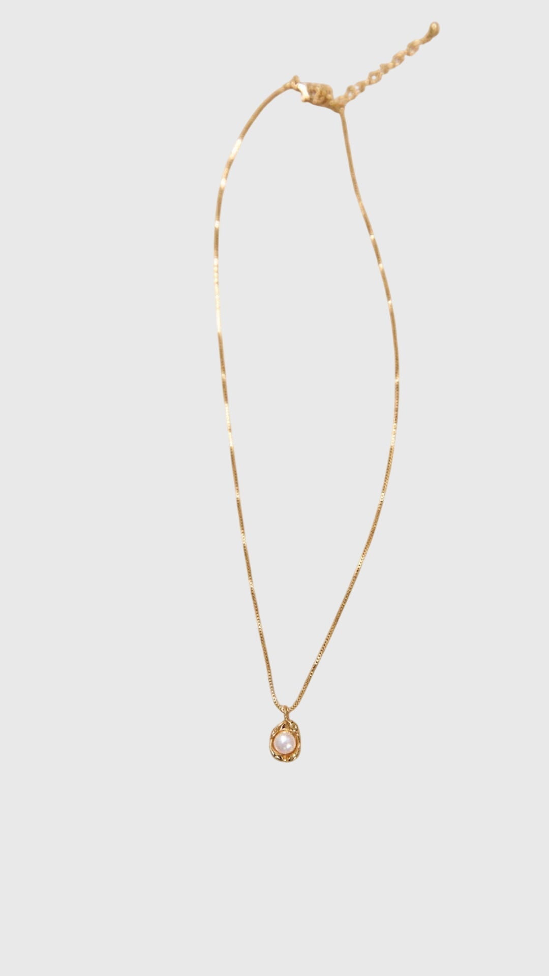 Bailey | Collana con ciondolo in perla dorata
