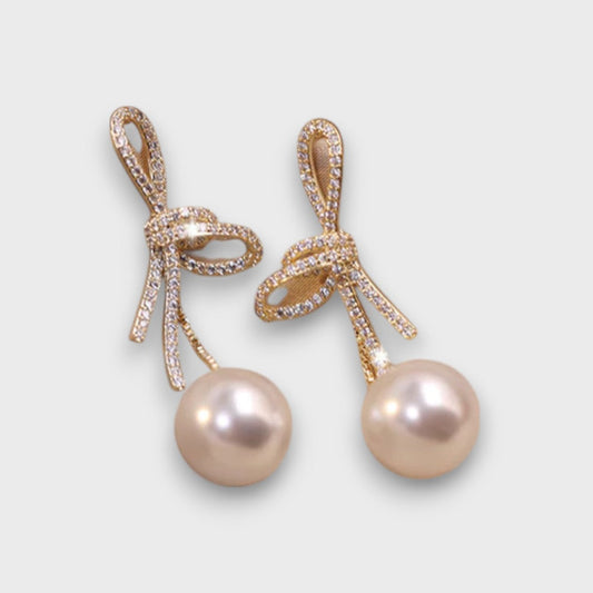 Celinea – Orecchini con fiocco dorato e perla luminosa