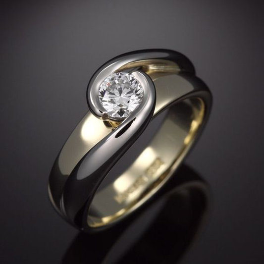 Anello vintage intrecciato in oro e argento con zirconia