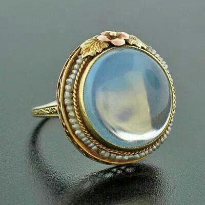 Anello vintage rotondo con pietra di luna dorata