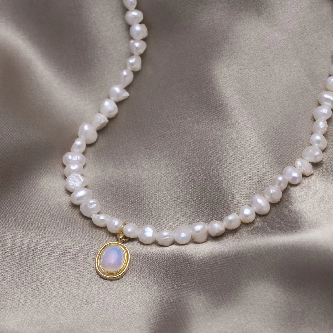 Collana di perle con pietra di luna dorata