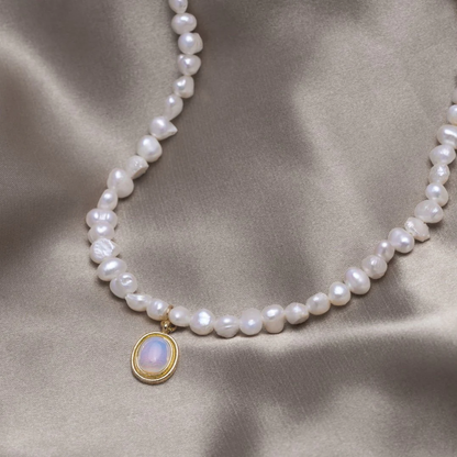Collana di perle con pietra di luna dorata
