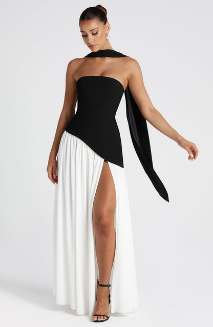 Abito maxi senza spalline per donna con spacco alto e vita asimmetrica