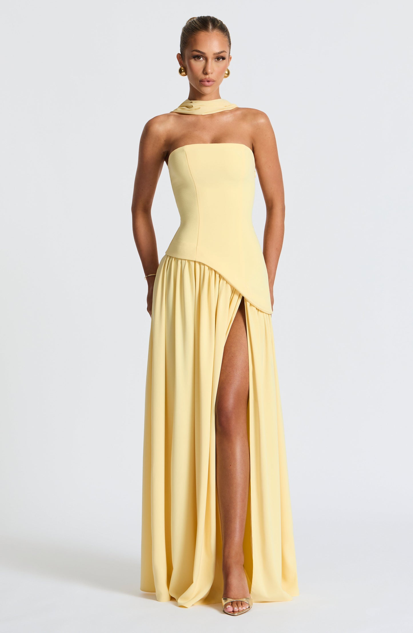 Abito maxi senza spalline per donna con spacco alto e vita asimmetrica