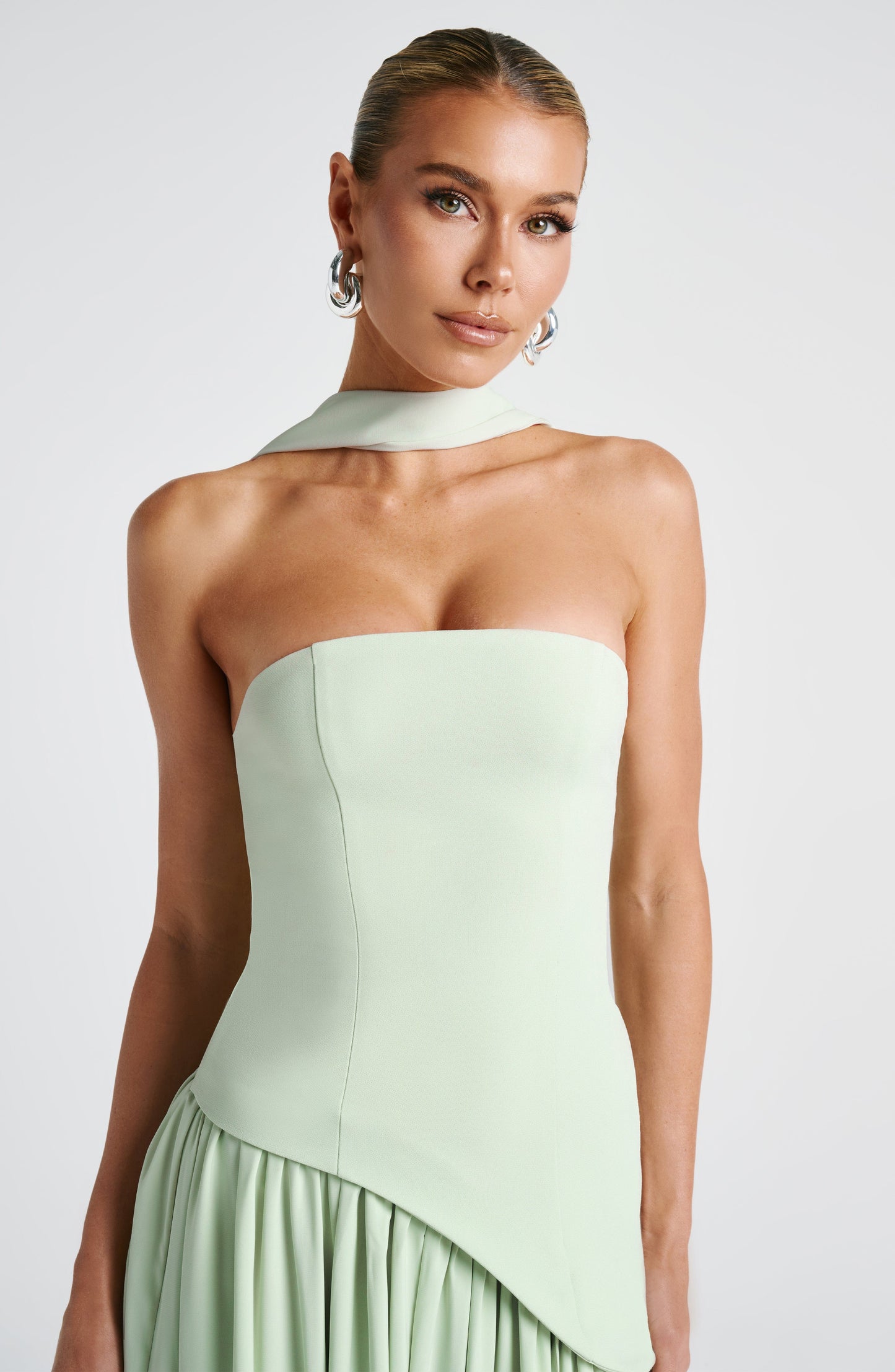 Abito maxi senza spalline per donna con spacco alto e vita asimmetrica