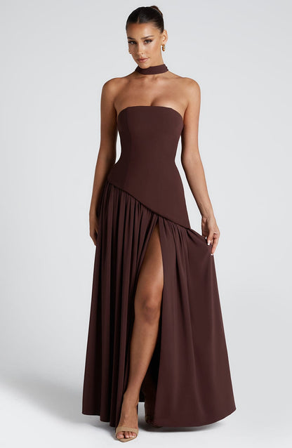 Abito maxi senza spalline per donna con spacco alto e vita asimmetrica